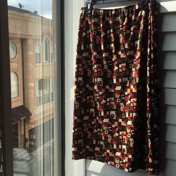 Stretchy polyester print skirt - Picture 1 of 3